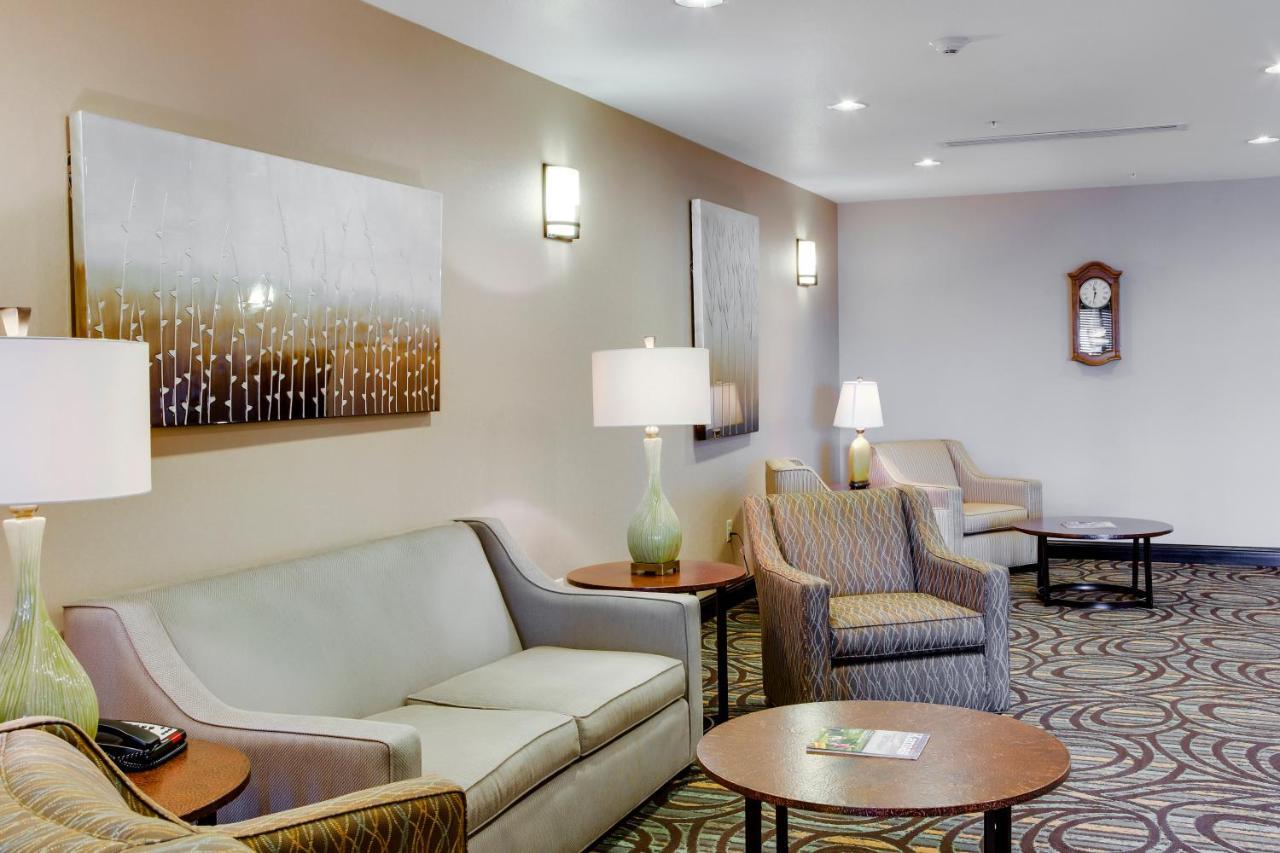 Holiday Inn Express & Suites Nevada By Ihg Bagian luar foto