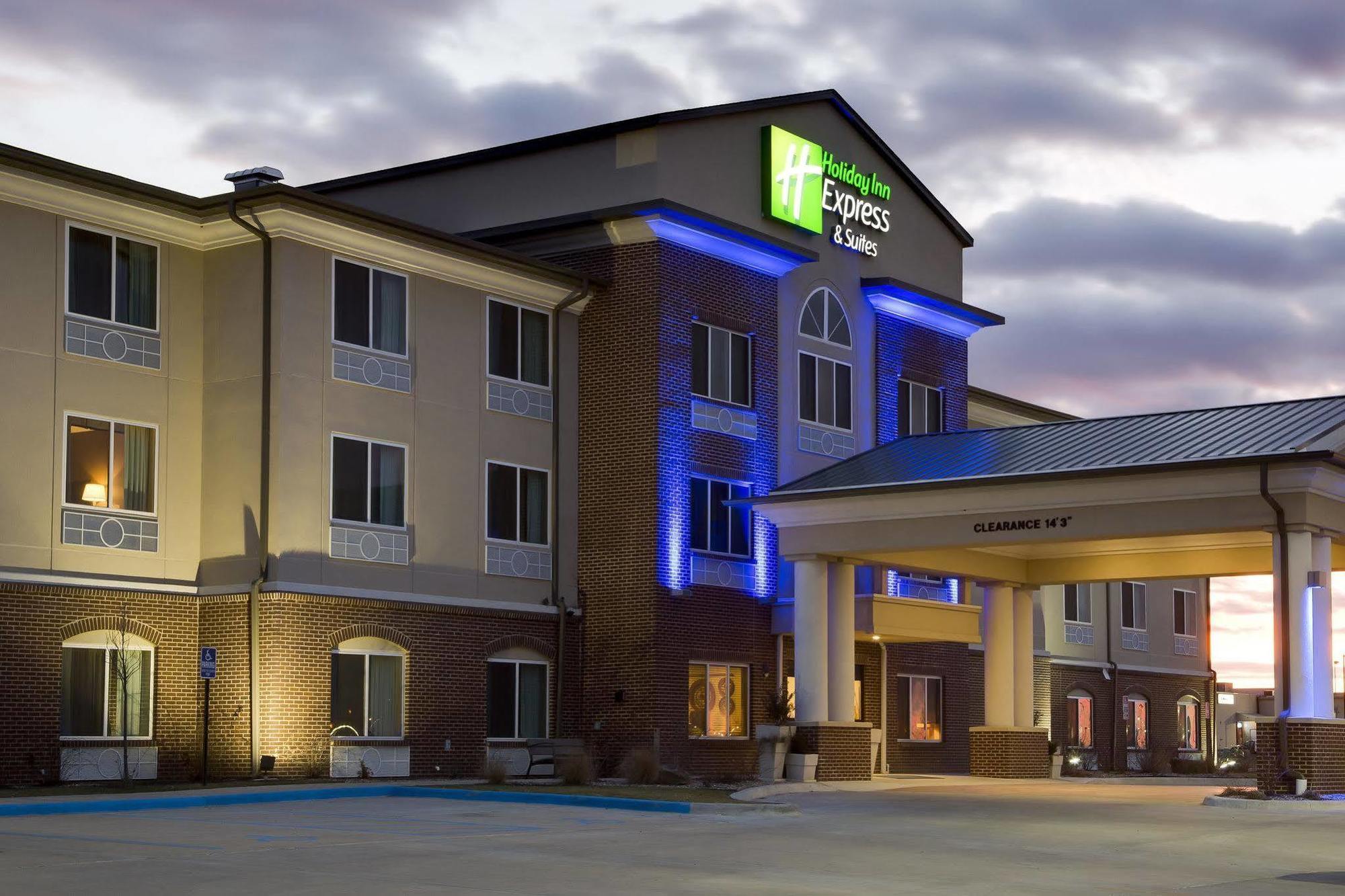 Holiday Inn Express & Suites Nevada By Ihg Bagian luar foto