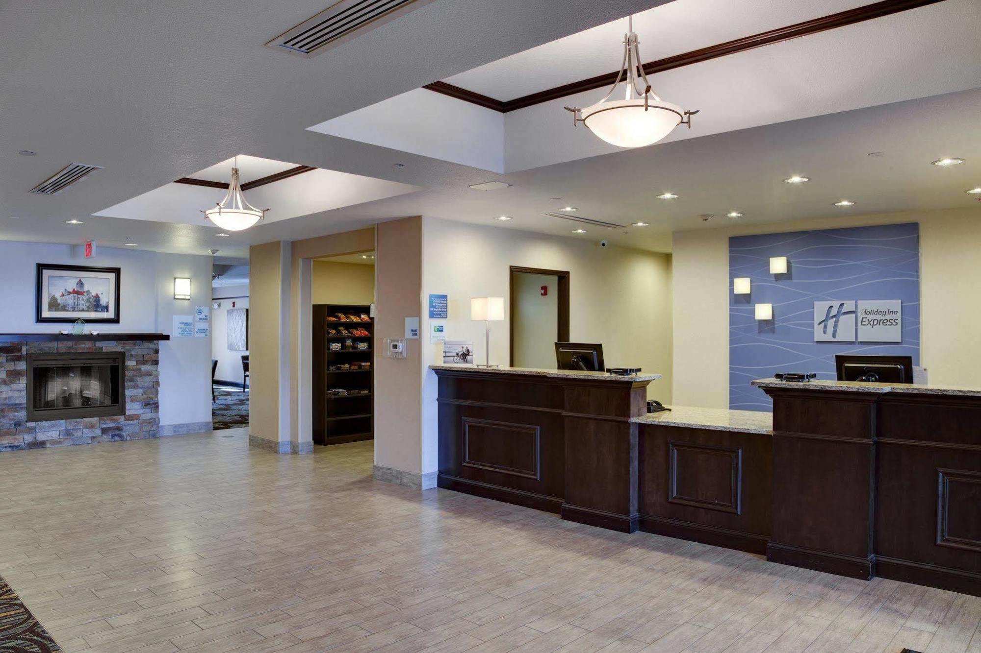 Holiday Inn Express & Suites Nevada By Ihg Bagian luar foto