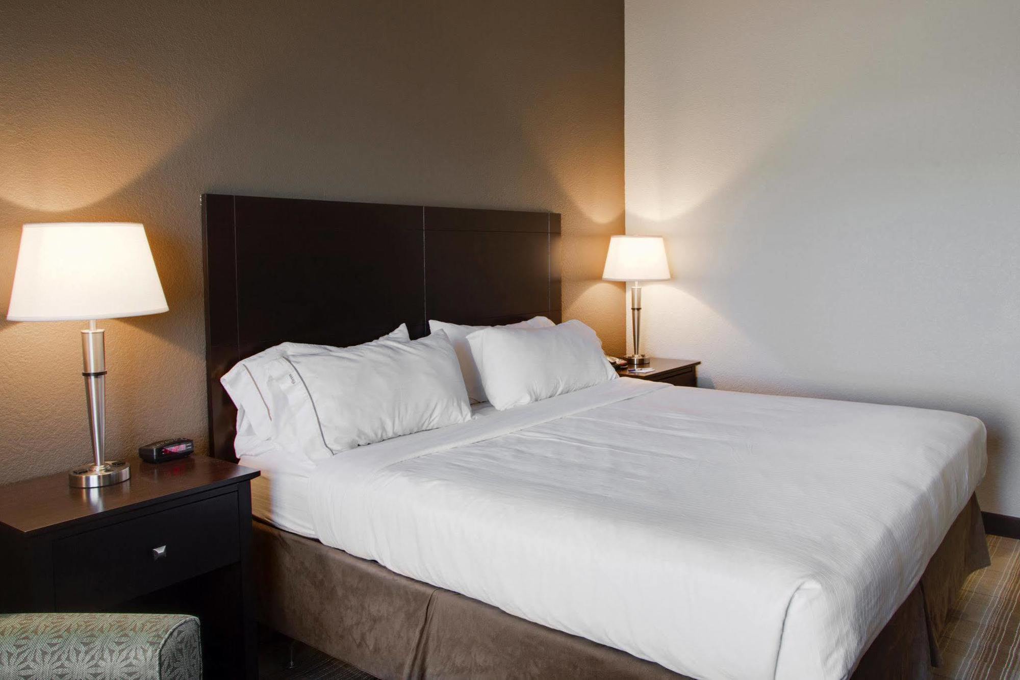Holiday Inn Express & Suites Nevada By Ihg Bagian luar foto